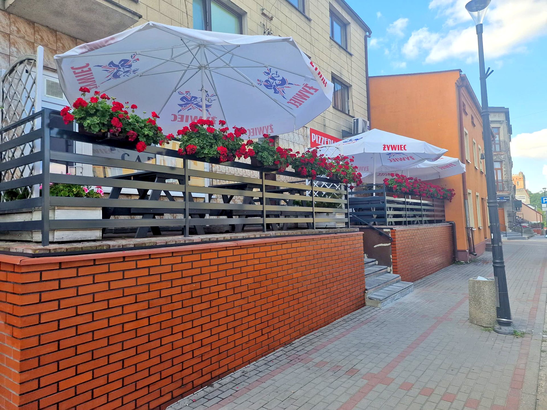Pizzeria Capone w Golubiu-Dobrzyniu - taras z parasolami przy ul. Kilinskiego 13